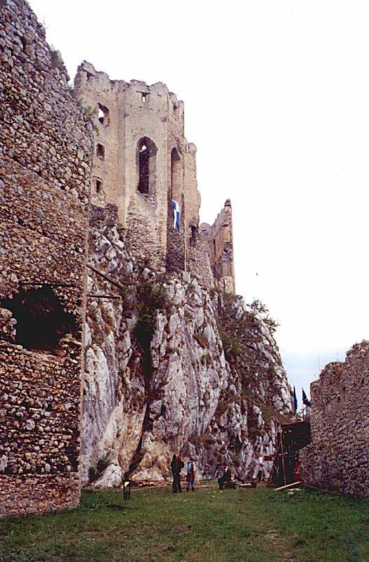 Východné krídlo hradu na skale.