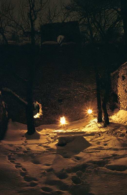Nočná fotografia z rytierskeho nádvoria.
