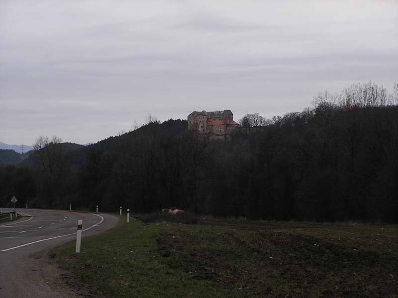 Pohľad na Ľupčiansky hrad od východu