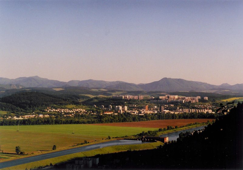 Pohľad na Považskú Bystricu z Považského hradu. V pozadí pohorie Strážovských vrchov, zľava Strážov, od stredu napravo masív Malenice a celkom vpravo Vápeč.