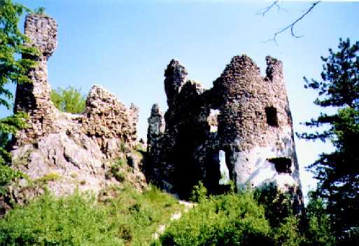 Pohľad na časti hradných múrov a na baštu hradu.