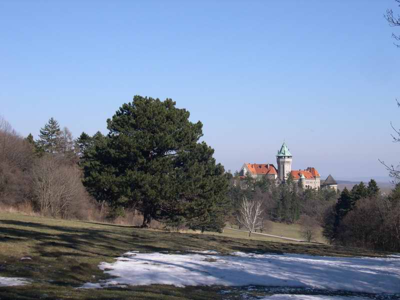 Pohľad na Smolenický zámok z Malých Karpát.