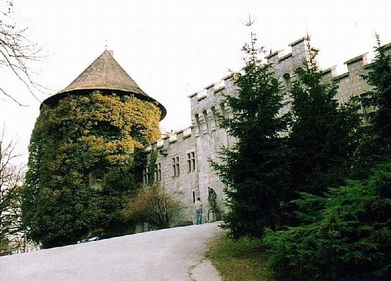 Vstup do zámku, vľavo bašta