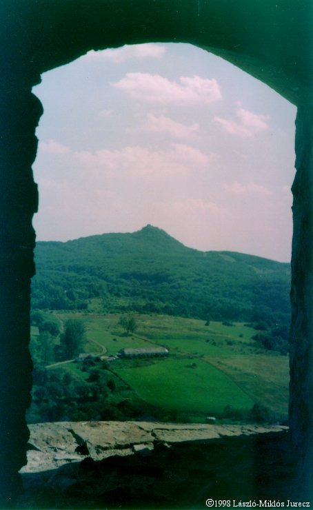 Maďarský hrad Salgó pri pohľade z hradu Šomoška.