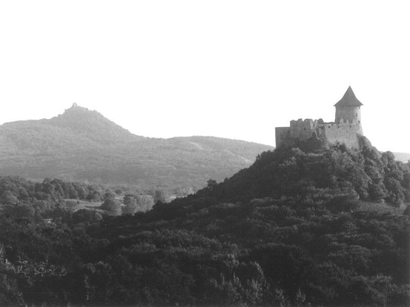 Pohľad na hrad Salgó v Maďarsku na ľavej strane a hrad Šomoška na Slovensku.