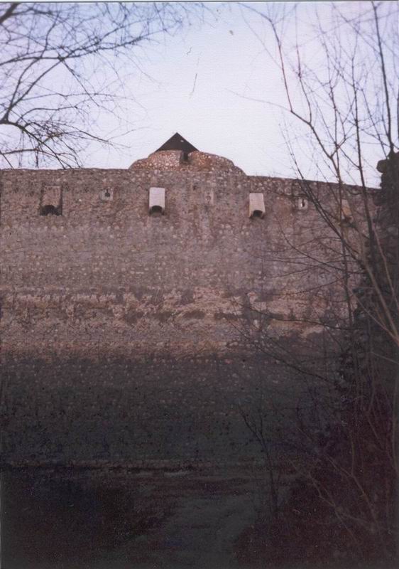 Táto časť hradu Trenčína je jedným z najmajestátnejších hradných detailov vôbec na celom Slovensku. Z hradu sa k nej nedá dostať, treba ho obísť - ísť vedľa mestských hradieb na Brezinu.