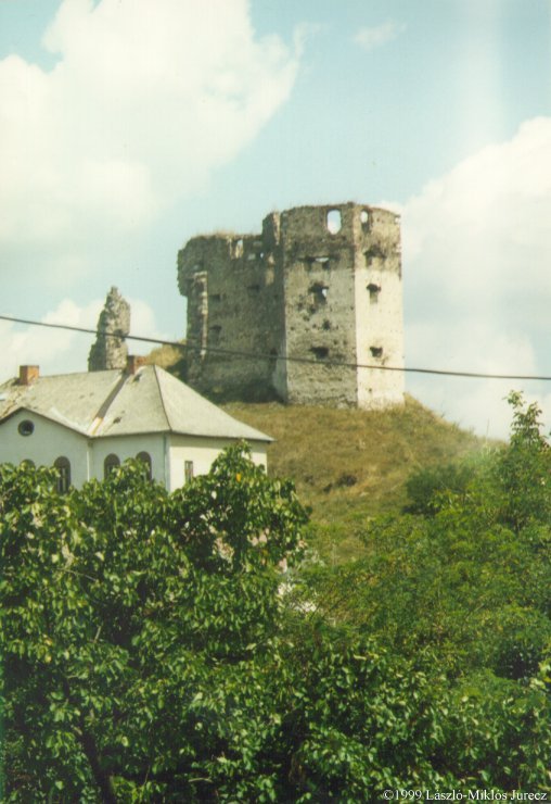 Pohľad na hrad z dediny.