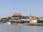 Pohľad na hrad z petržalského brehu Dunaja. Vľavo od hradu je parlament, vpravo dóm sv. Martina.